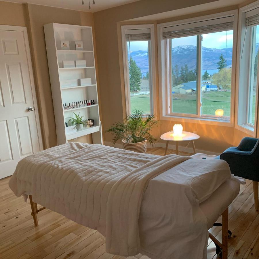 Salish B&B And Spa Вест-Келоуна Экстерьер фото